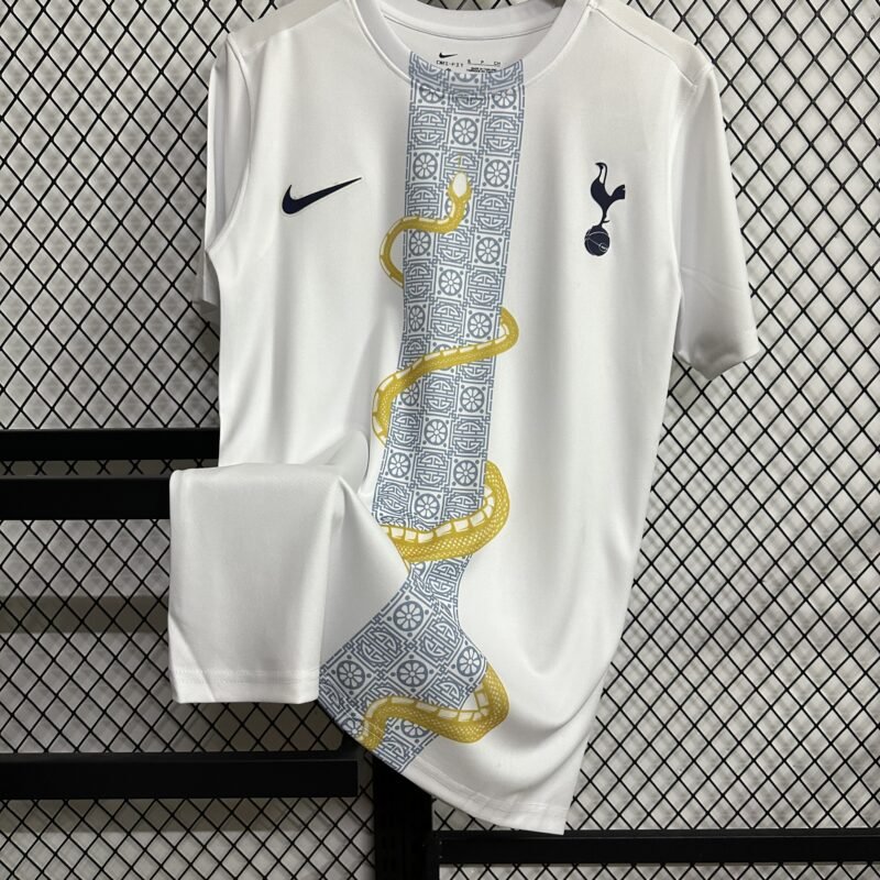 טוטנהאם ספיישל הנחש הזהב 2025/26